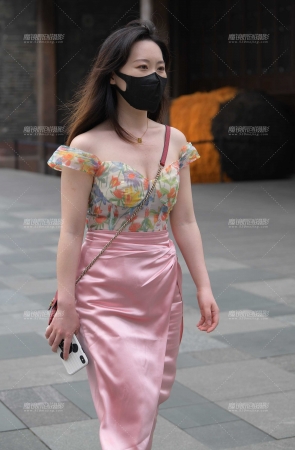 一字肩小姐姐