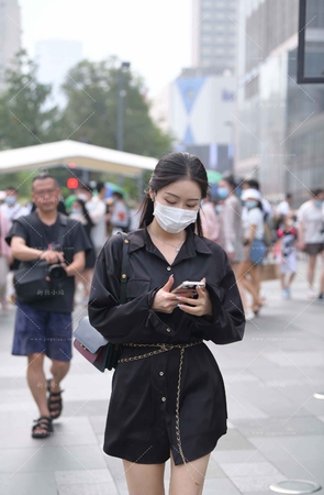 街拍美腿知性姐姐