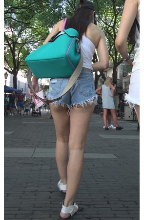 蓝牛热裤月牙妹子[715M/MP4]