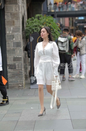 街拍白裙高跟美女