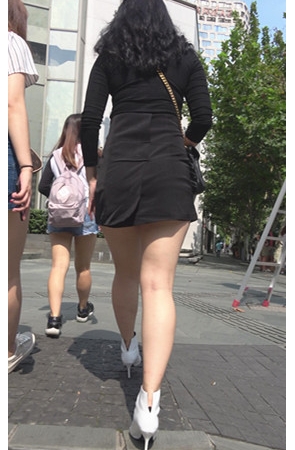 白色高跟黑短裙妹子