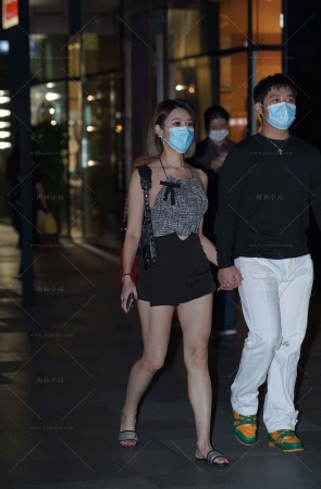 白皙的美腿被蚊子叮了几个包