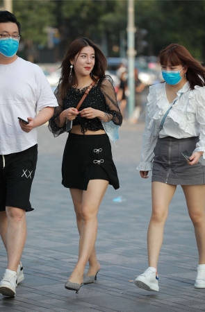 四九城嘎子街拍作品 – 有没有一种似曾相识的感觉小燕子