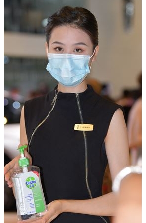 展示产品的制服美女(64P)