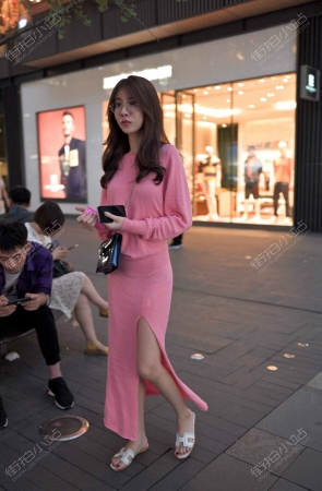 搭讪街拍粉色开叉裙美女姐姐
