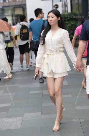 2383-6=70√美腿媳妇 13P