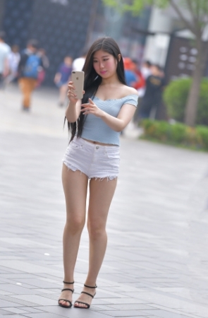 身材丰满性感美女