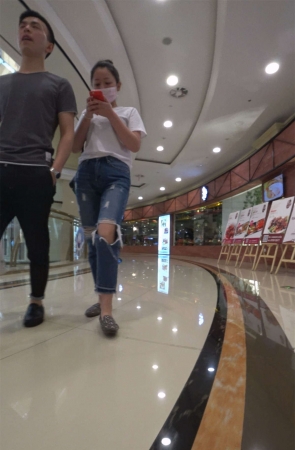 粉色口罩破洞蓝牛小清新街拍美女