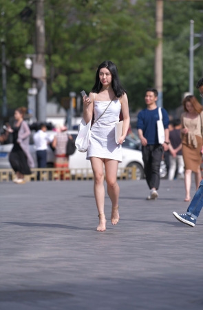 漂亮的吊带裙美女