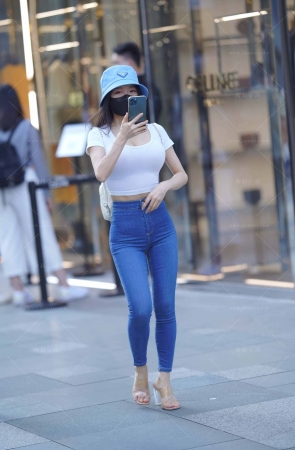 街拍丰满蓝牛紧牛轻熟美女