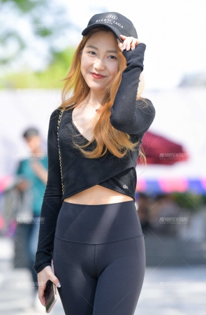 漂亮的瑜伽裤妹子