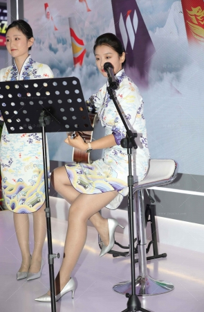 多才多艺的美女空姐