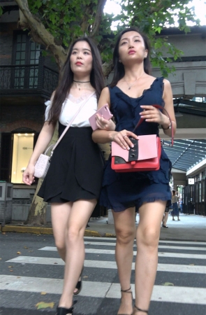 街拍深蓝色连衣裙美腿美女