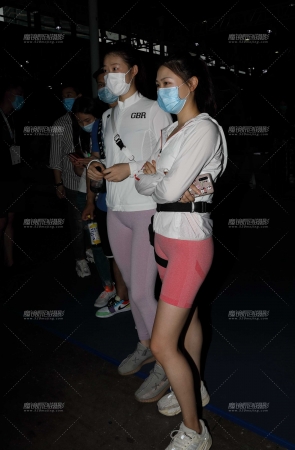 两个紧身裤美女