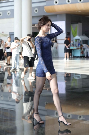 【街拍心灵】网红车模气质亮黑丝大街拍长腿高跟