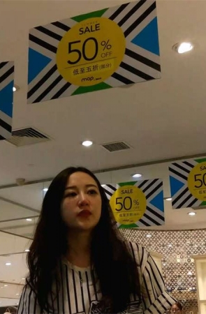 休闲系美女试穿凉鞋