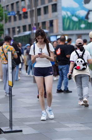 街拍偶遇清清爽爽的运动热裤女生