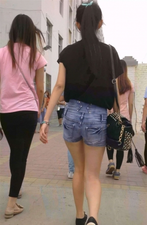 黑色T恤牛仔热裤马尾辫小姐姐