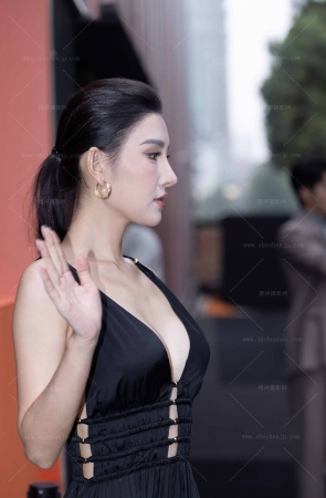 LB077-122P 时装周-网红车模小露娜性感深V美胸【套图➕视频】