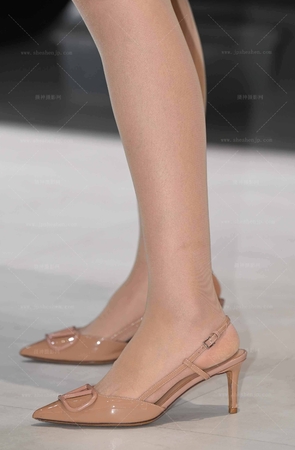 251121-37-85√肉丝制服韵味轻熟主播【套图➕8k