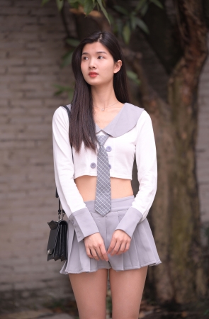 灰色短裙女孩
