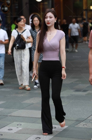 紫色条纹V领上衣