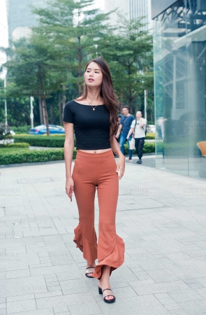 紧身霓虹喇叭裤美女