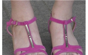 4k-粉色坡高跟玉足美眉，焦急的等公交