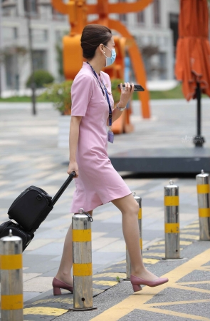 【街拍心灵】奶航街拍空姐灰丝粉粉制服