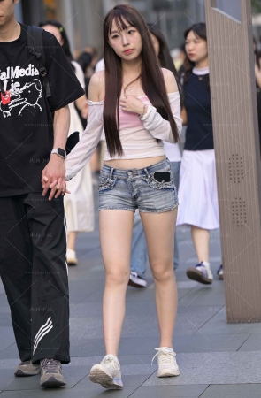 街拍小鸟依人型长发女友~