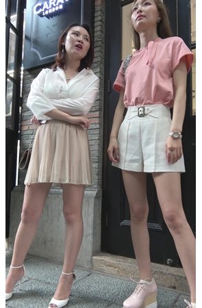 路边两个聊天的小姐姐