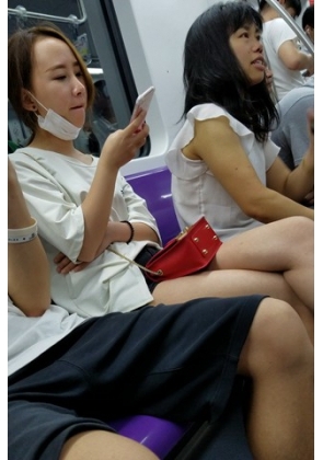 4K – 地铁上的姑娘 [734 MB/MP4]