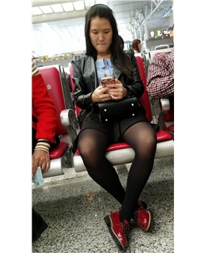 4k-高铁站候车室拍摄长腿高跟美腿美眉