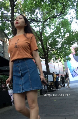 4K – 街拍牛仔裙高跟街拍美女 [548 MB/MP4]