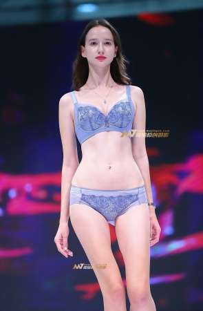 露天蹦迪 穿着大方的美女