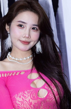 LB837-103P上海袜交会-百万网红车模小思佳的美胸玉足 11P