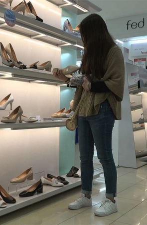 鞋店试鞋的牛仔裤美眉