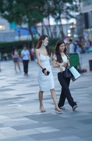 白色长裙吊带妹子