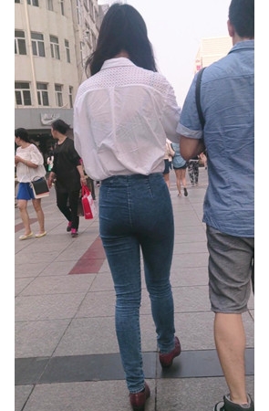 牛仔紧身美女