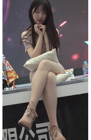 漂亮的美腿小姐姐