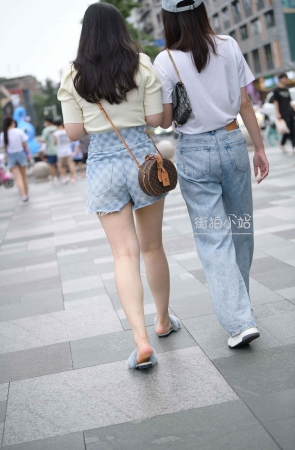 街拍小清新热裤女孩跟闺蜜