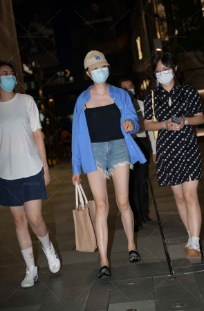 跟闺蜜逛街的可爱女孩