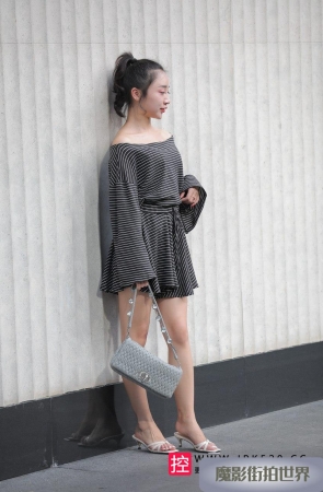 玲珑可人的美腿女孩3A2917[360M]