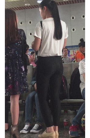 候车室的黑裤妹子
