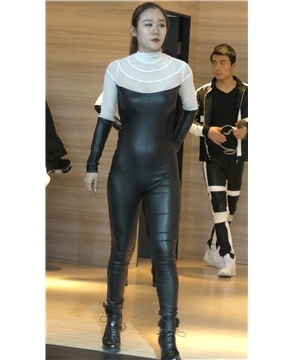 4k-车展上的连体紧身皮裤漂亮模特