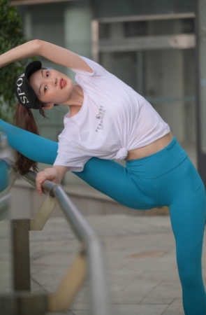 蓝色瑜伽裤小姐姐