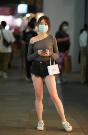 一个人逛街的热裤女孩