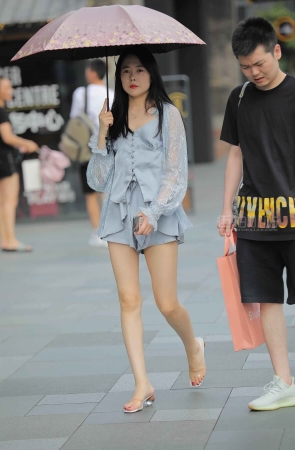 街拍极品美腿小姐姐