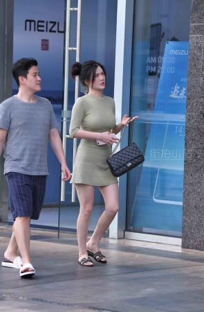 丰满紧身裙妹子