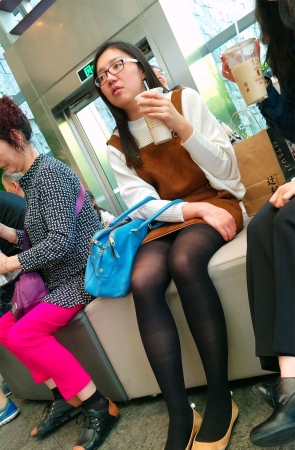 很不错的眼镜靓妹黑色丝袜配美腿